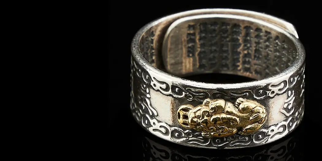 The Pixiu ring worn on a finger